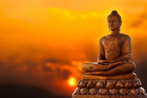 Fototapete Sonnenuntergang hinter einer Buddha Statue