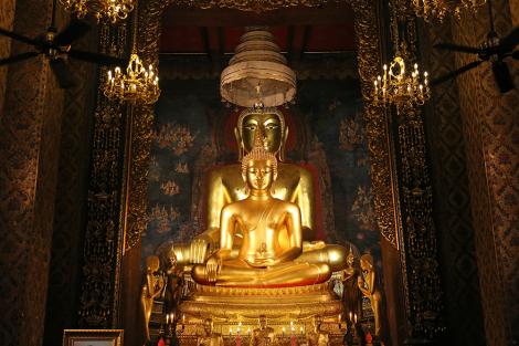 Fototapete goldene Buddha Statue in Thailand