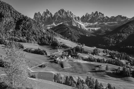Schwarz-Weiß Fototapete Sankt Maddalen in den Dolomiten