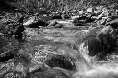 Schwarz-Weiß Fototapete Fluss im Gebirge