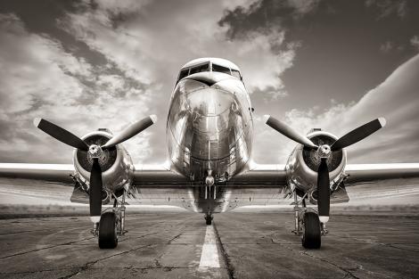 Fototapete altes metallisches Flugzeug auf der Startbahn