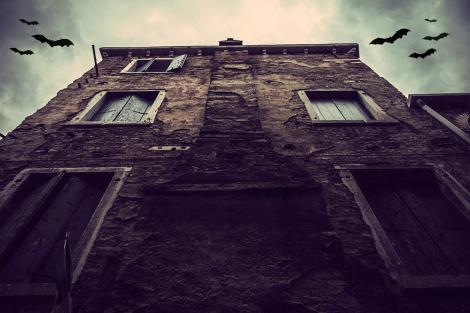 Halloween Fototapete mit einem alten Horror-Haus
