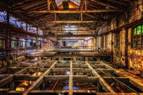 Lost Place Fototapete alte Fabrikhalle mit Bodenleisten und altem Gemäuer