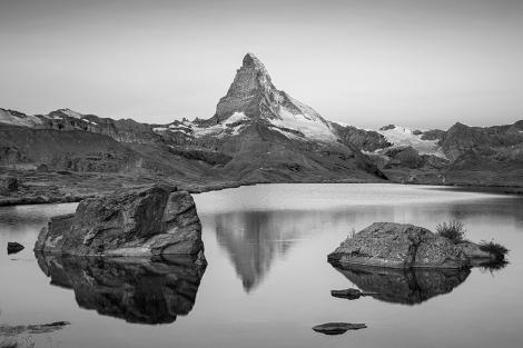 Schwarz-Weiß Fototapete Matterhorn am Stellisee am frühen Morgen