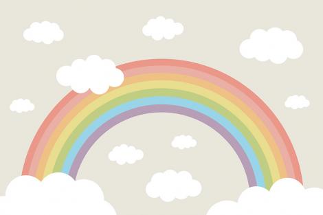 Fototapete für Kinderzimmer mit einem Regenbogen und Wolken in Pastellfarben