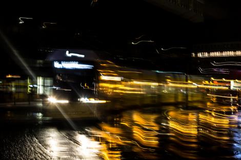 Fototapete Straßenbahn bei Regen (verschwommen)