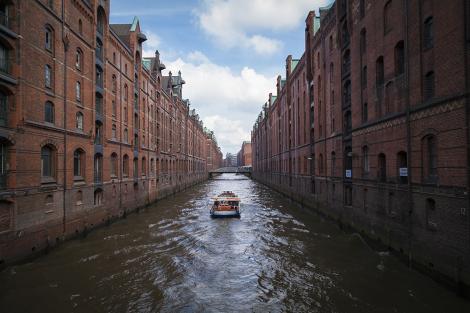 3D-Fototapete kleines Schiff in der Speicherstadt in Hamburg