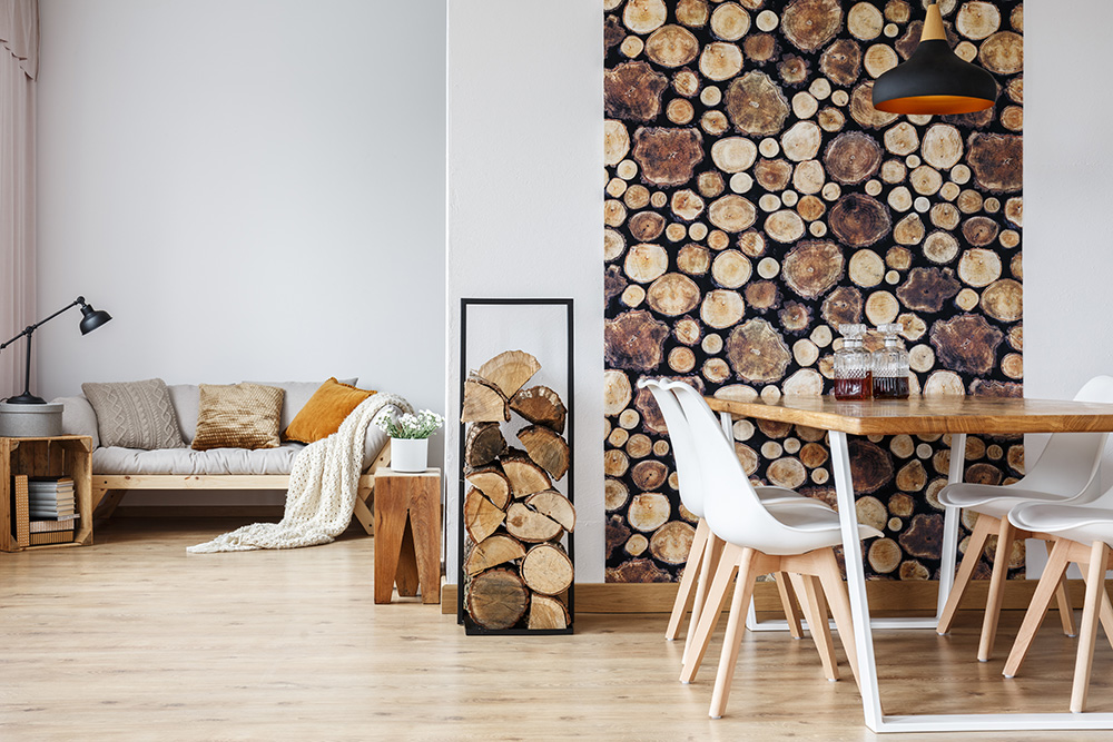 Modernes Wohnzimmer mit einer Fototapete mit Brennholz-Motiv Wohnzimmer mit einer Holz-Fototapete