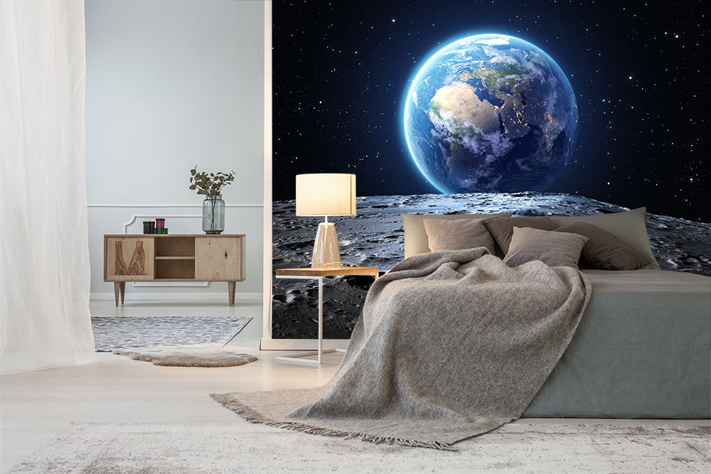 Modernes Schlafzimmer mit einer Fototapete mit einem Weltraummotiv Ein Schlafzimmer mit einer Fototapete mit einem Mond-und-Erde-Motiv