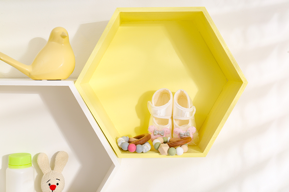 Gelbes kleines Wandregal in Hexagon-Form in einem Kinderzimmer